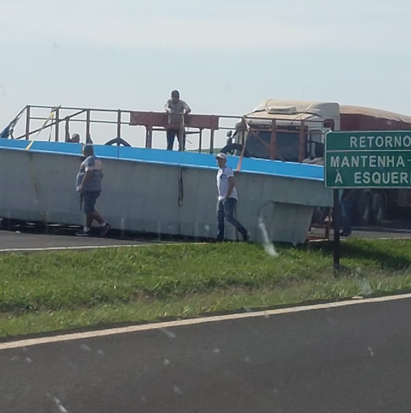 Piscina De 8 Metros De Comprimento Cai De Caminhao E Bloqueia Trecho De Rodovia No Norte Do Parana Norte E Noroeste G1