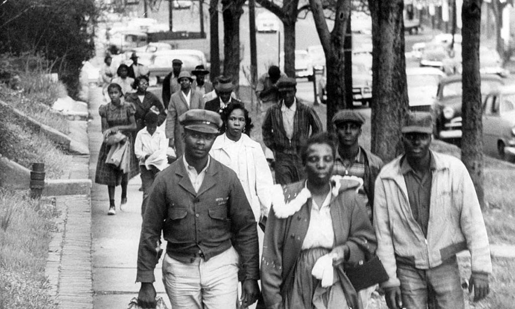 Moradores de Montgomery andando em vez de pegar ônibus, durante boicote