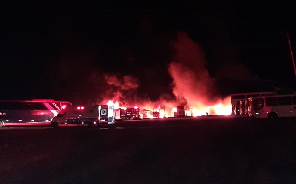 Incêndio atinge garagem de empresa de ônibus em Dracena (SP) — Foto: Redes sociais