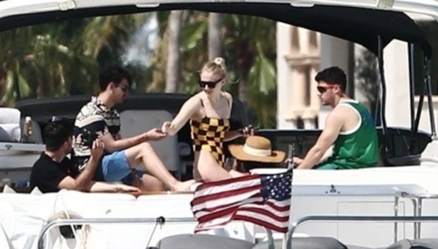 Nick e Jonas Brothers curtem passeio de barco com Priyanka Chopra e Sophie Turner (Foto: Backgrid)