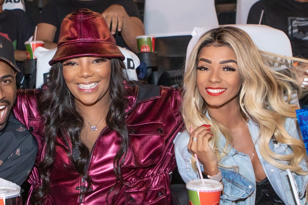 Ludmilla e a bailarina Brunna Gonçalves durante lançamento do DVD 'Hello mundo', em São Paulo — Foto: Celso Tavares/G1