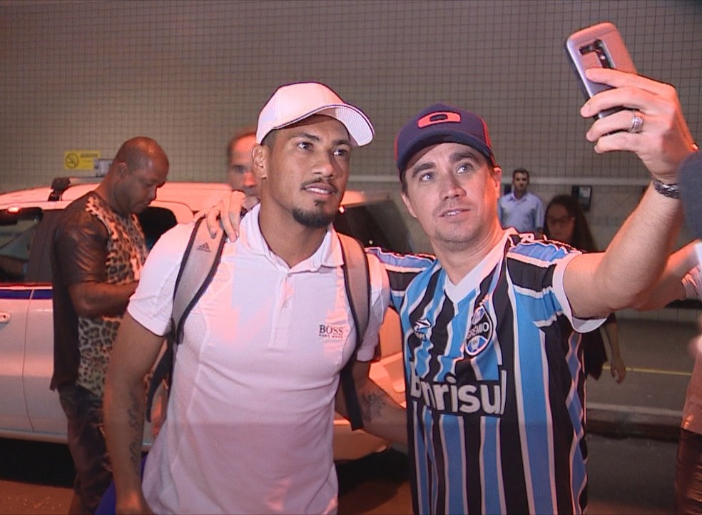 Hernane Brocador tirou foto com torcedor antes de seguir para hotel (Foto: Reprodução / RBS TV)