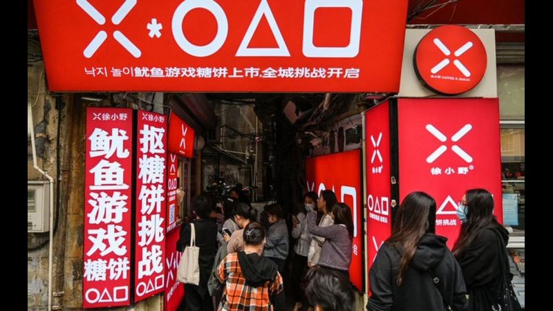 'Round 6' é tão popular na China que gerou negócios temáticos como esta lanchonete de Xangai, que vende doces inspirados na série (Foto: Getty Images via BBC News)