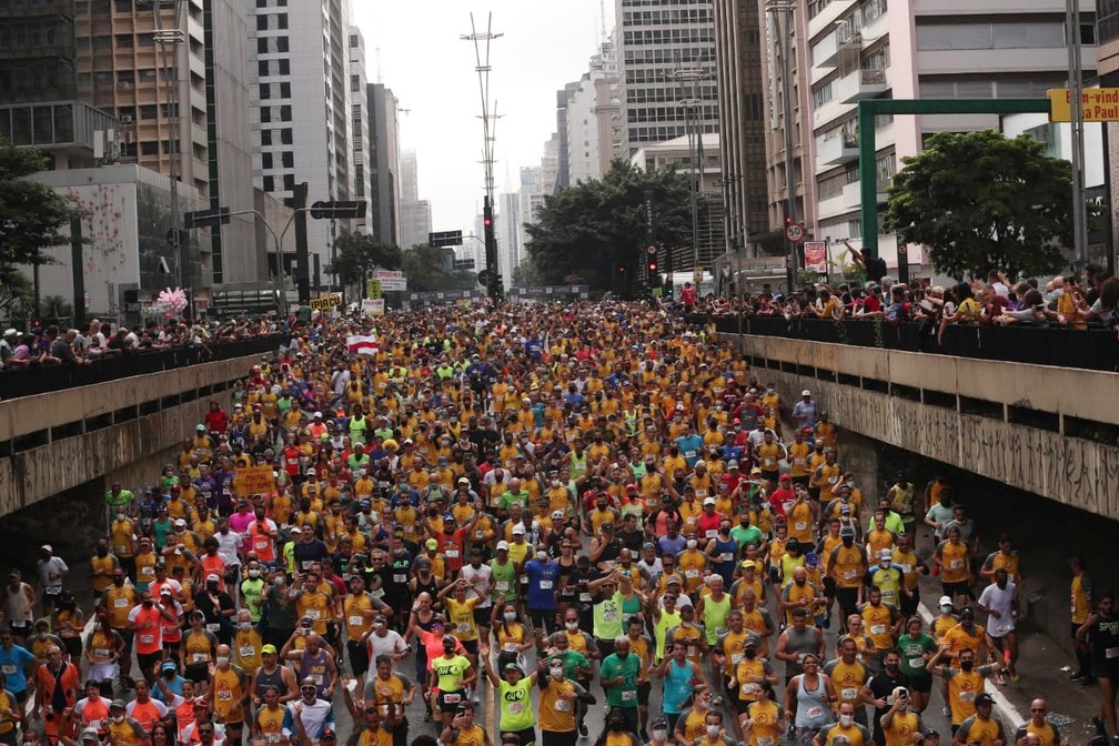Atletas na largada da 96ª Corrida de São Silvestre na Avenida Paulista, em São Paulo, na manhã desta sexta-feira, 31 de dezembro de 2021. O evento teve que ser cancelada em 2020 por conta da pandemia. — Foto: WERTHER SANTANA/ESTADÃO CONTEÚDO