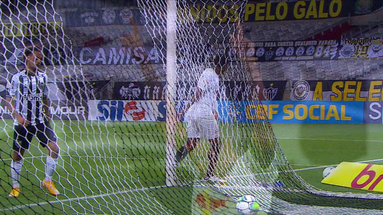 Alerrandro � mais r�pido que a zaga e marca para o Bragantino