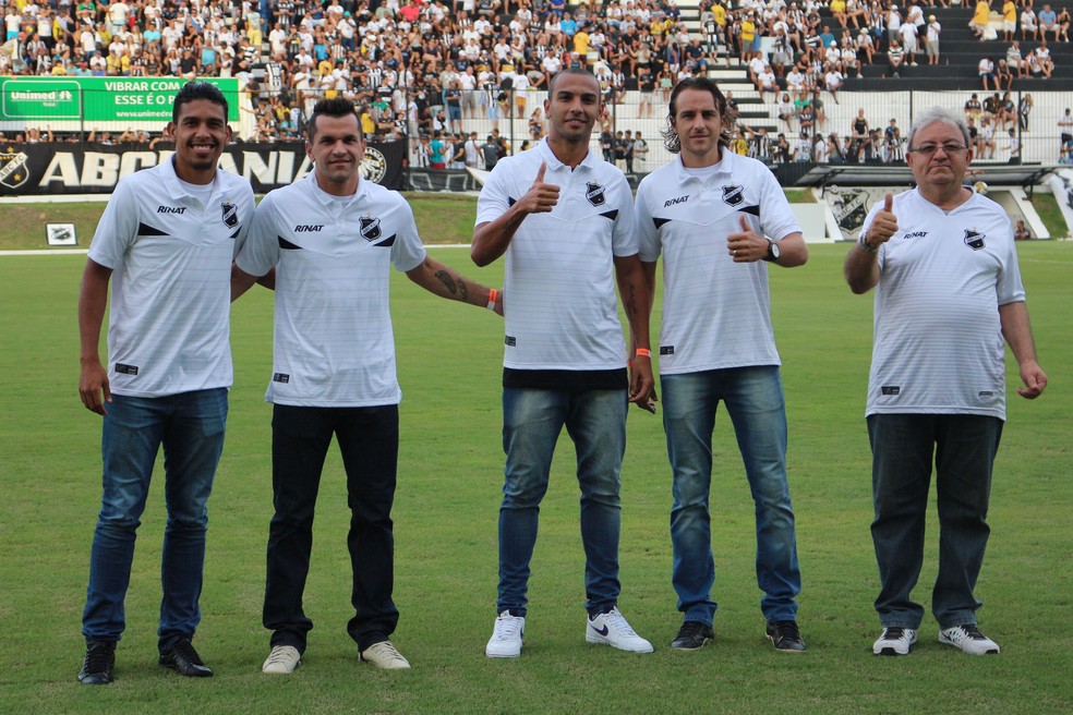 Reforços do ABC são apresentados à torcida do ABC: Bocão, Eltinho, Filipe e Zotti, além do presidente Judas Tadeu (Foto: Andrei Torres/ABC)