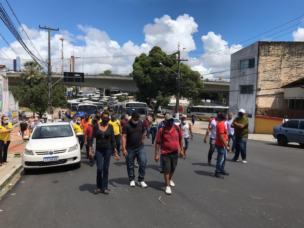 Rodoviários indo em direção à Prefeitura de Natal pela avenida Rio Branco, no centro da capital, na manhã desta segunda (18) — Foto: Lucas Cortez/Inter TV Cabugi