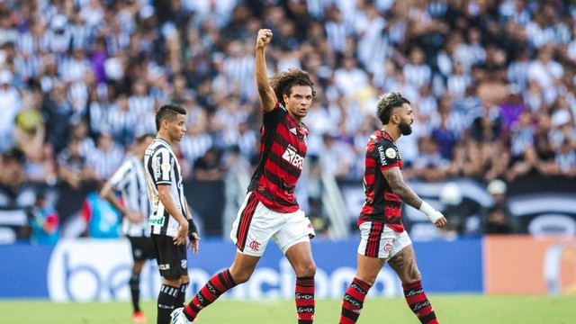 Arão comemora gol em Ceará x Flamengo