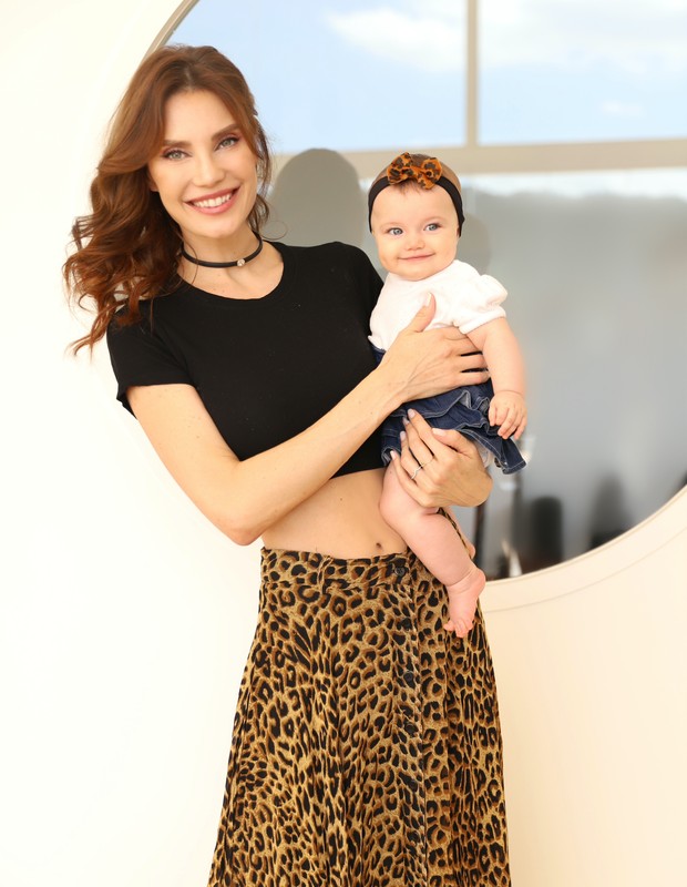 Julia Pereira e a filha, Suzanne, de 6 meses (Foto: Talita Ciardi Fotografia)