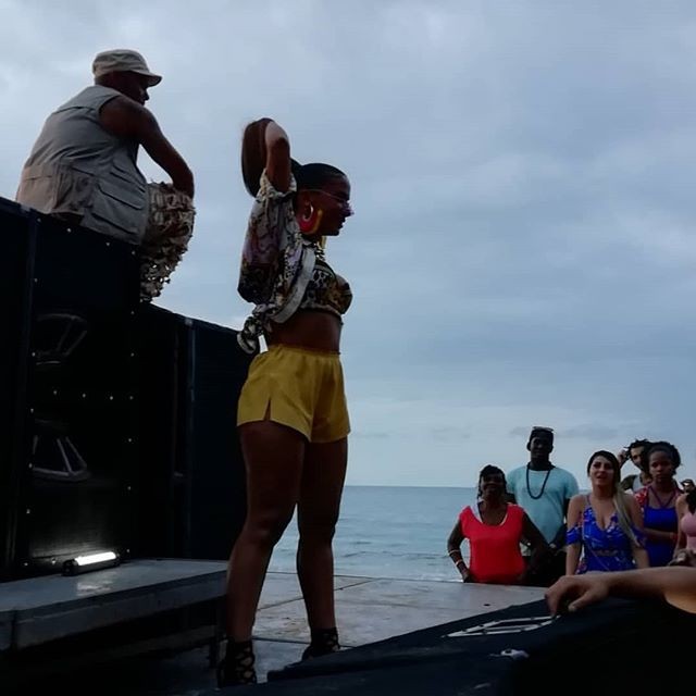 Anitta em gravação de clipe na Costa Rica (Foto: Reprodução Instagram)