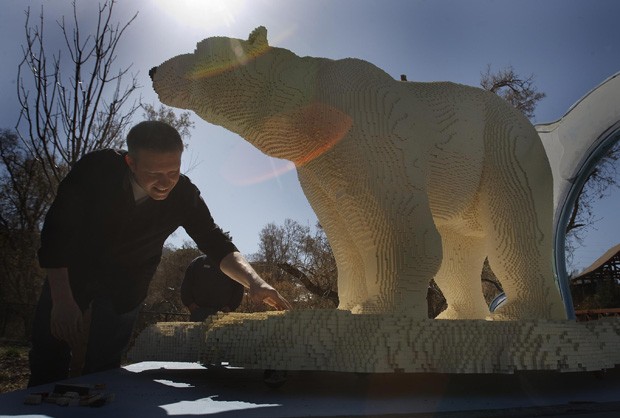 Sean Kenney aparece ao lado de escultura de urso polar. Artista afirma que exibição alerta sobre risco dos habitats dos animais (Foto: The Salt Lake Tribune/Leah Hogsten/AP) Sean Kenney aparece ao lado de escultura de urso polar. Artista afirma que exibição alerta sobre risco dos habitats dos animais (Foto: The Salt Lake Tribune/Leah Hogsten/AP)