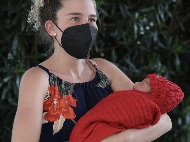 Debby Lagranha deixa maternidade com o caçula, Arthur (Foto: Roberto Filho/Brazil News)
