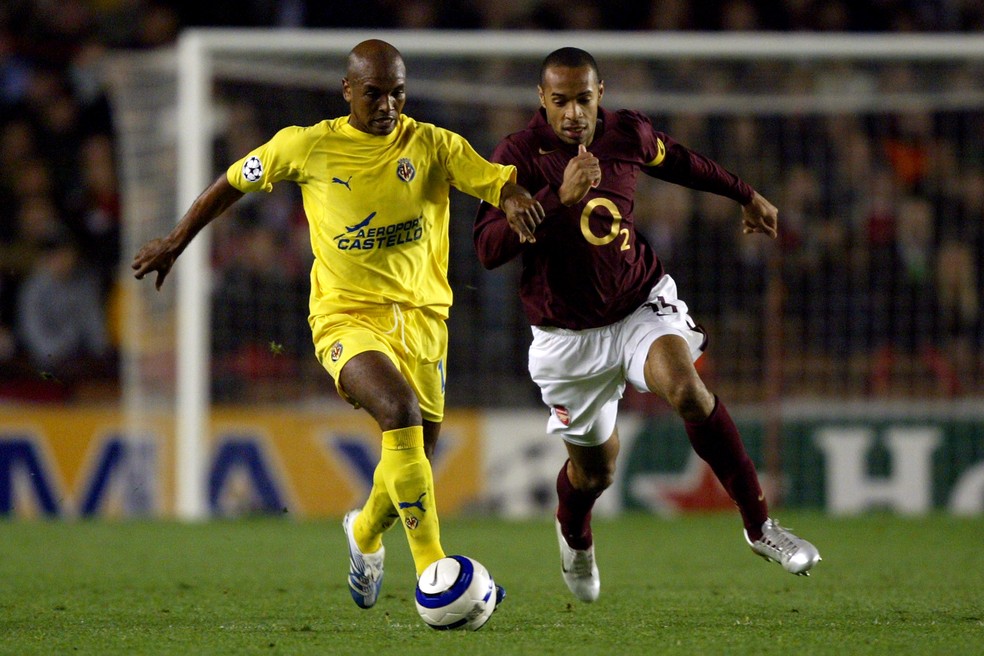Marcos Senna e Thierry Henry em ação na semifinal de 2005/06, entre Villarreal e Arsenal — Foto: Getty Images