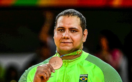 Astro do vôlei sentado tem 2,46m e é a terceira pessoa mais alta do mundo -  28/08/2021 - UOL Olimpíadas