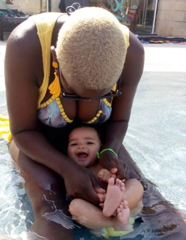 Angélica Ramos e a filha caçula, Maria Laura, de 5 meses (Foto: Reprodução/Instagram)