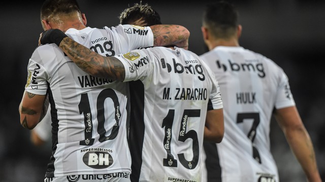 Zaracho, do Atlético-MG, comemora com os companheiros o gol marcado diante do Botafogo