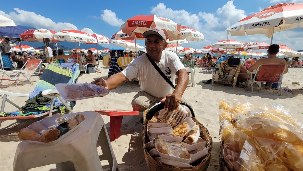 Seu Sílvio vende quitutes em São Sebastião, no litoral de São Paulo — Foto: Thaís Matos/g1