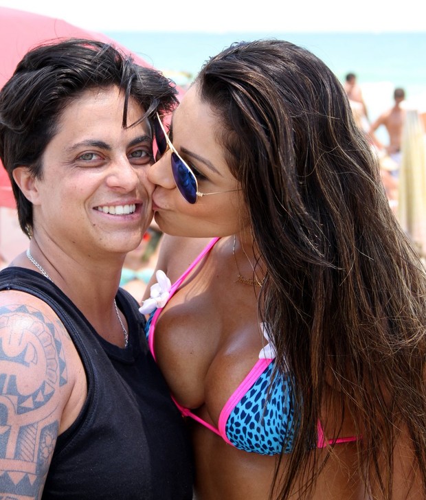 Thammy Miranda e namorada, Andressa Ferreira na praia (Foto: Johnson Parraguez / FotoRioNews)