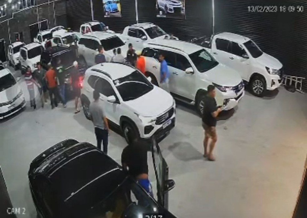 Grupo invade concessionária e rouba 12 veículos de luxo, em Fortaleza. — Foto: Câmeras de reprodução