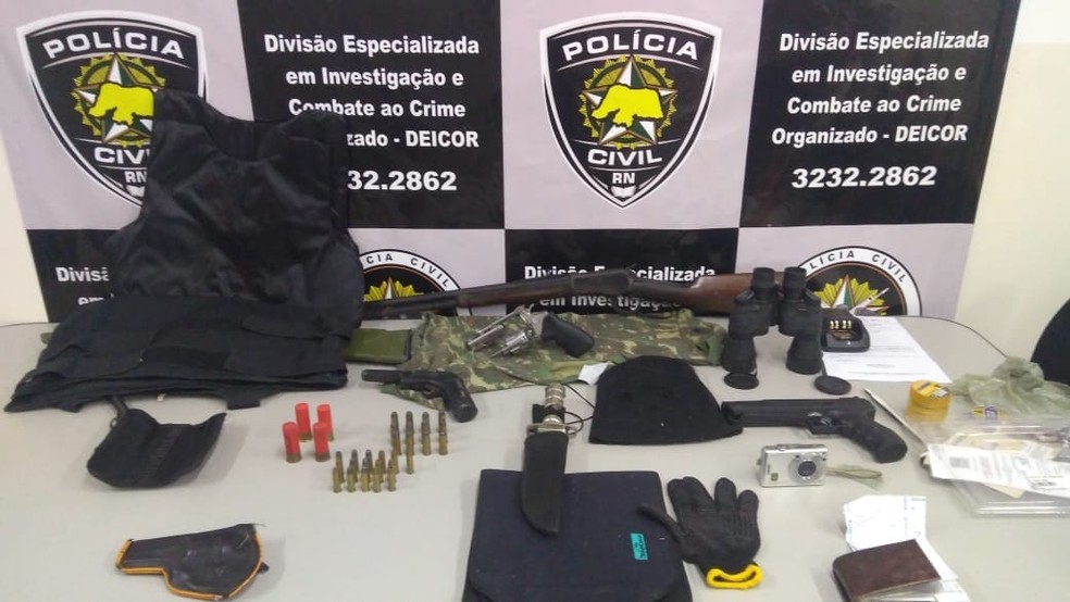 Armas foram apreendidas na casa de suspeitos de integrar grupo de extermÃ­nio na Grande Natal (Foto: DivulgaÃ§Ã£o/PolÃ­cia Civil)