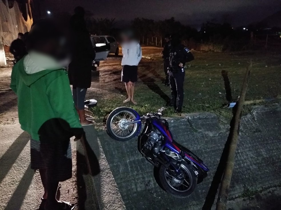 Motociclista perdeu o controle e moto ficou pendurada no canal &mdash; Foto: Divulga&ccedil;&atilde;o/Guarda Civil Municipal