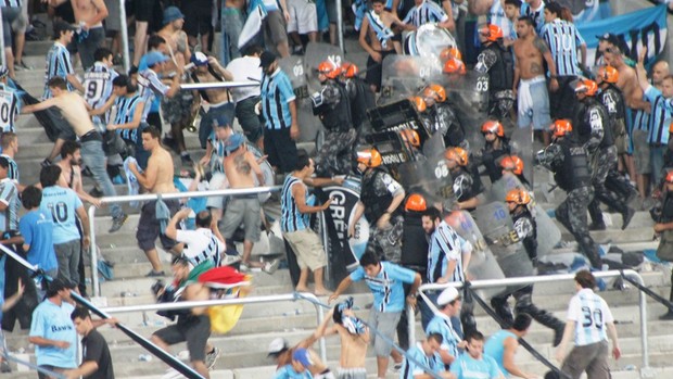 Torcida do Grêmio briga na inauguração da arena (Foto: Diego Guichard/GLOBOESPORTE.COM)