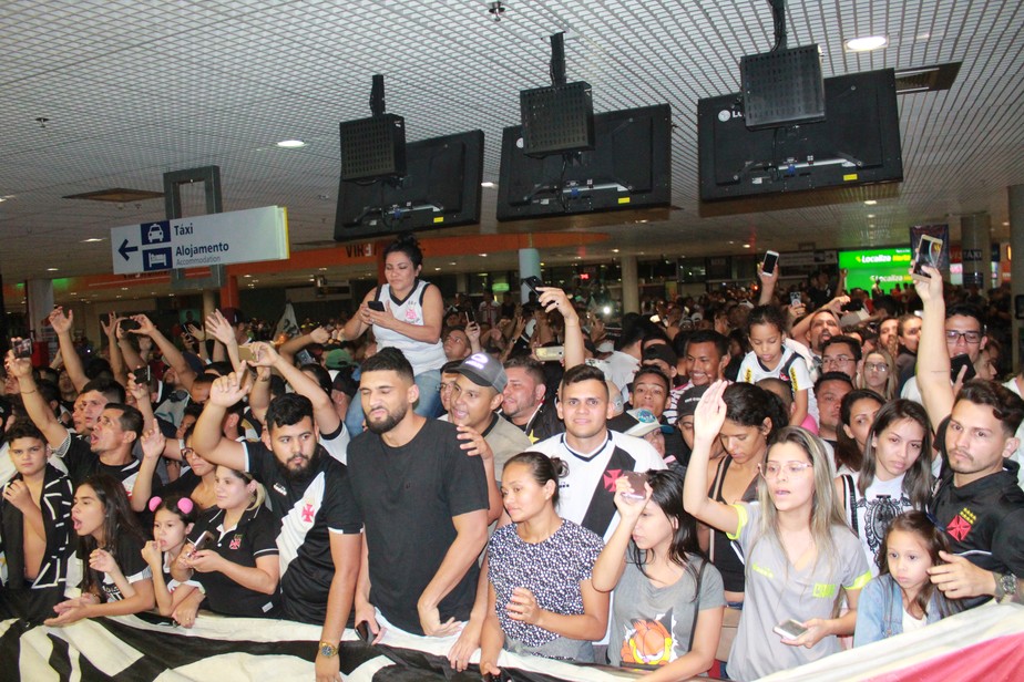 Com Sidão e protesto contra Campello, Vasco é recebido com festa da torcida em Manaus