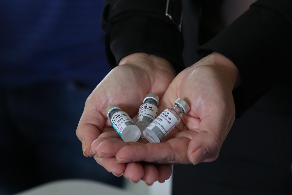 Ampolas de vacinas contra a Covid-19 apresentadas em coletiva do Ministério da Saúde nesta terça-feira (22). — Foto: FáTIMA MEIRA/FUTURA PRESS/ESTADÃO CONTEÚDO