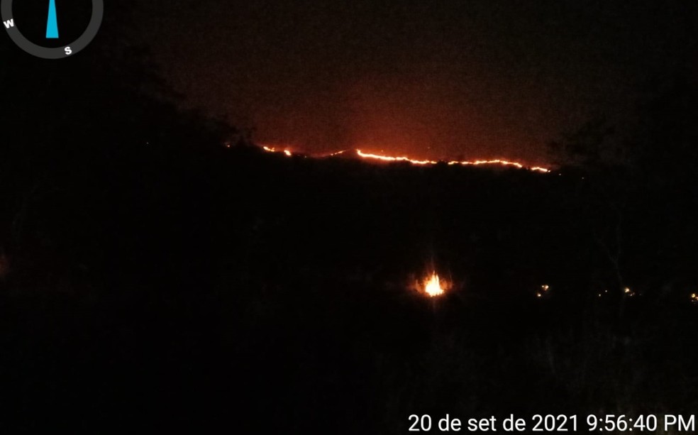 O fogo vem avançando há dias na região de Nobres — Foto: Sesc MT