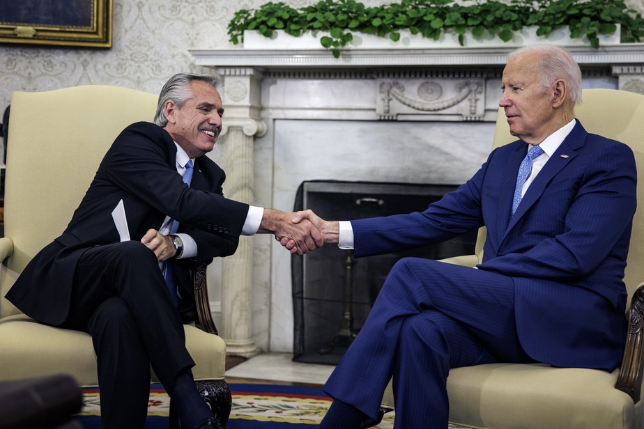 Alberto Fernández e Joe Biden se cumprimentam durante encontro bilateral na Casa Branca