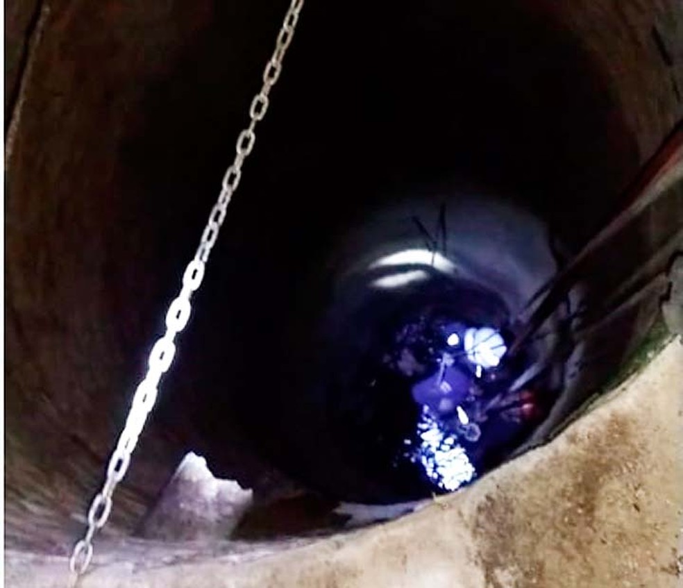 Homem de 40 anos caiu em uma cisterna de cerca de 22 metros de profundidade em VitÃ³ria da Conquista (Foto: DivulgaÃ§Ã£o/Corpo de Bombeiros)
