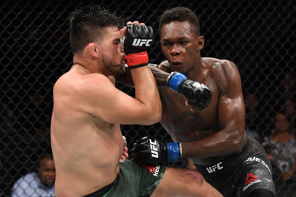 Israel Adesanya golpeia Kelvin Gastelum no UFC 236 â?? Foto: Getty Images