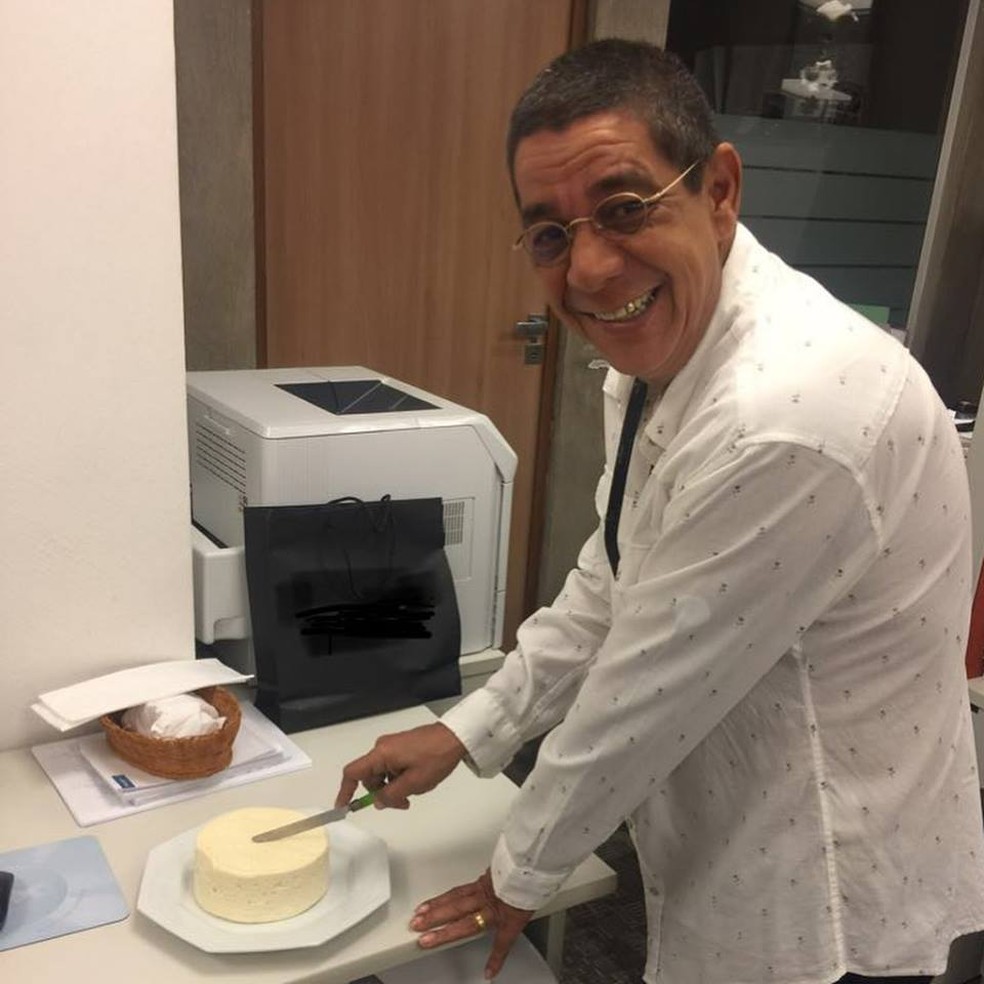 Zeca Pagodinho corta uma fatia de queijo branco em foto publicada no Instagram (Foto: Reprodução/Instagram/Zeca Pagodinho)