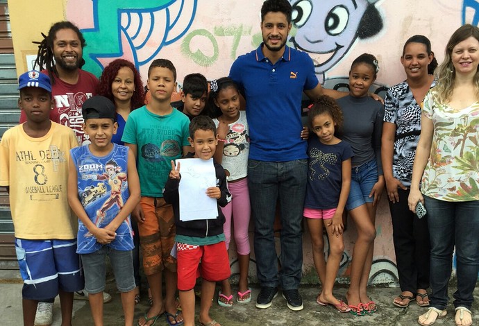 Com carreira vitoriosa no futebol, zagueiro Léo apoia projetos sociais