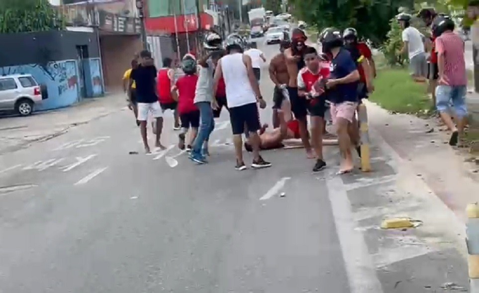 Torcedor é autuado por participar de agressão coletiva contra homem a caminho de estádio em Fortaleza