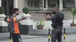 PM aponta fuzil para civil em protesto no Rio (Reprodução/GloboNews)