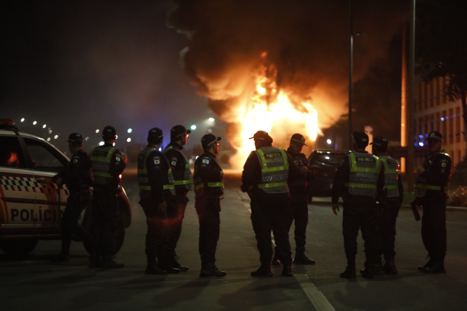 Bolsonaristas incendeiam ônibus em protesto na sede da PF em Brasília