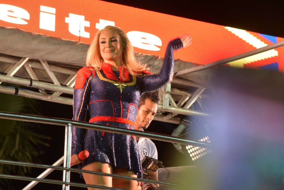 Vestida de capitÃ£ Marvel, Claudia Leitte comandou trio no Circuito Barra/Ondina, na quinta-feira â€” Foto: Joilson CÃ©sar / Ag Haack