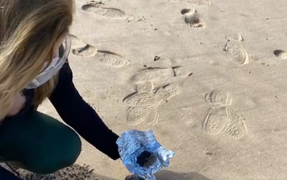 Manchas foram encontradas na praia da Pituba — Foto: Reprodução/TV Bahia