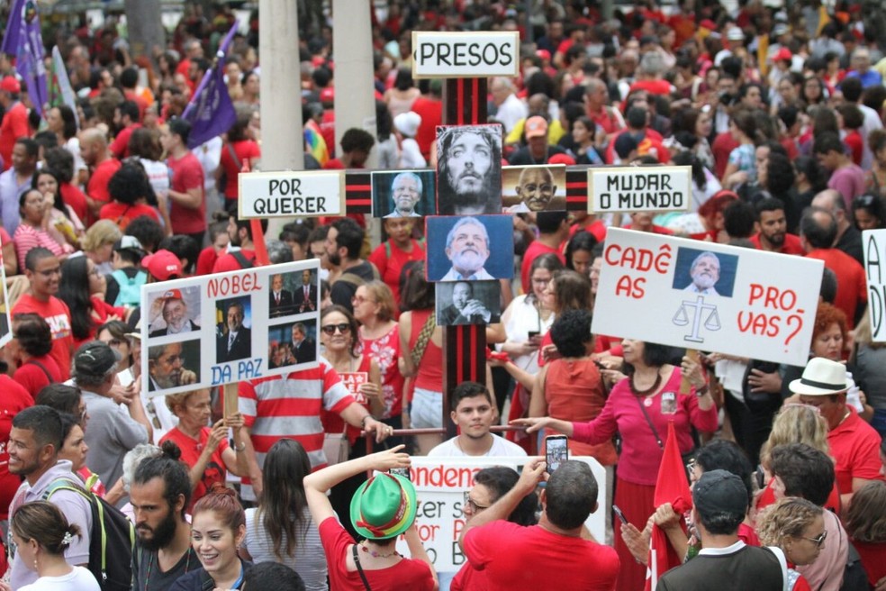 Manifestantes participam do ato com cartazes, faixas e uma cruz (Foto: Marlon Costa/Pernambuco Press)