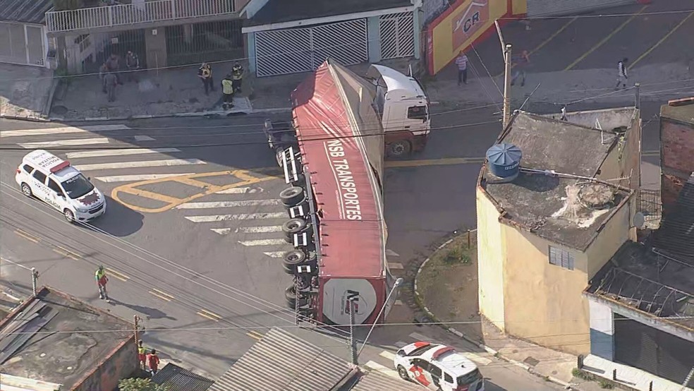 Motorista perdeu o controle do veículo ao tentar fazer manobra em cruzamento — Foto: Reprodução/TV Globo