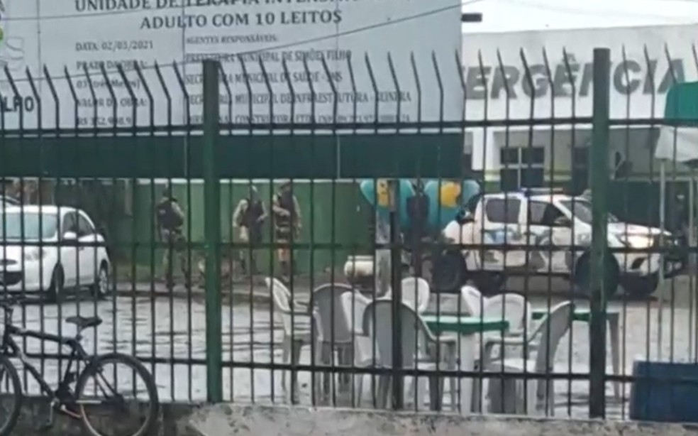 Homens baleados foram levados ao hospital, mas não resistiram aos ferimentos — Foto: Reprodução/TV Bahia