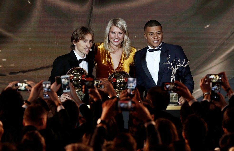Modric, Ada Hegerberg e MbappÃ©, os trÃªs vencedores da noite â€” Foto: Reuters