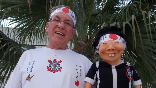 Vanderlan Carvalho, advogado, com o fantoche Tomí, mascote do Corinthians no Mundial do Japão (Foto: Danilo Sardinha/ Globoesporte.com)