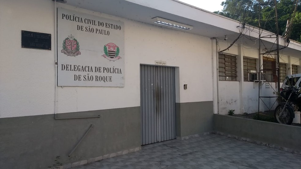 Jovem foi presa suspeita de torturar e matar o irmão de 5 anos em São Roque. Caso foi apresentado na delegacia de São Roque — Foto: Carolina Abelin/TV TEM