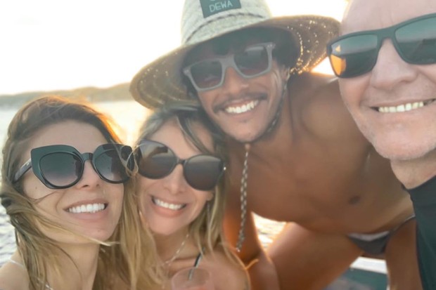 Sheila Mello com o namorado, João Souza (o Feijão, de chapéu) e amigos (Foto: Reprodução/Instagram)
