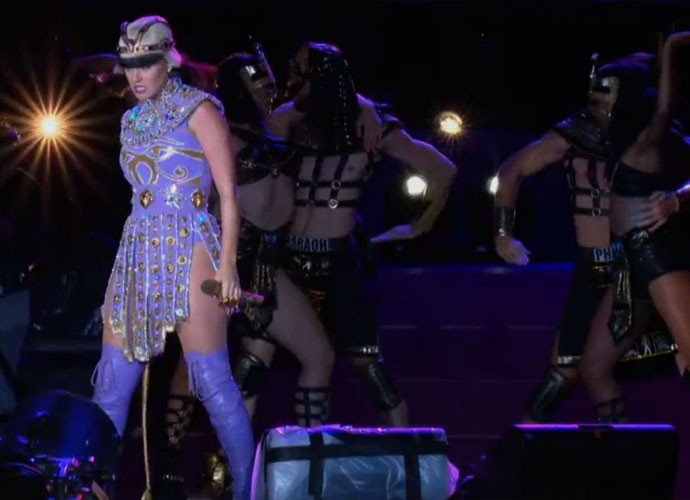 Katy Perry faz a Cleópatra em 'Dark Horse' (Foto: Gshow)