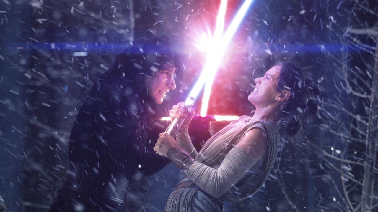 Kylo Ren (Adam Driver) e Rey (Daisy Ridley) em Star Wars: O Despertar da Força (2015) (Foto: divulgação)