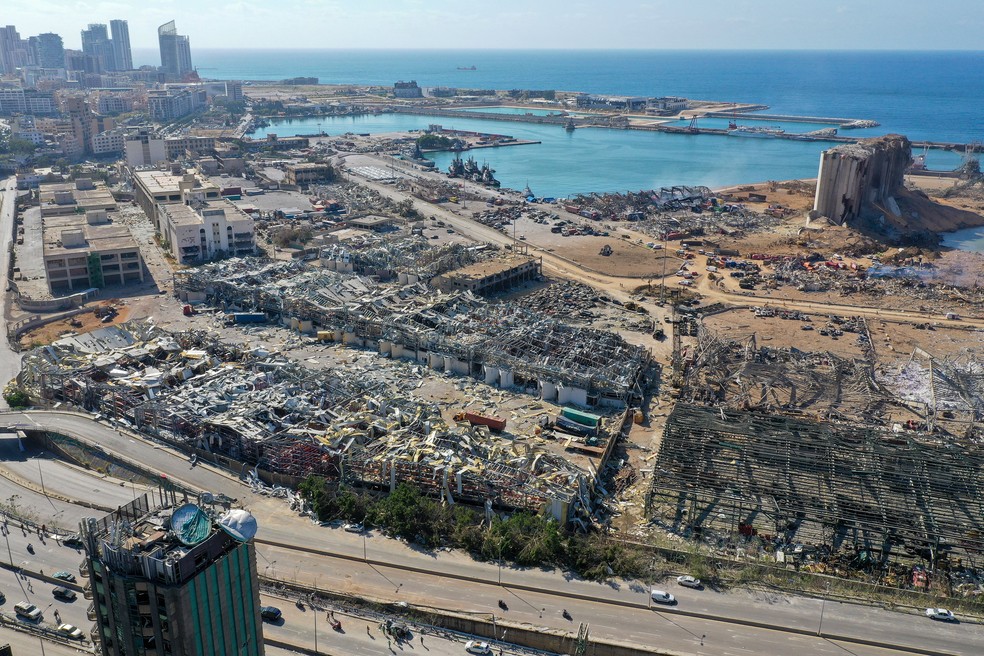 Vista a&eacute;rea mostra danos em Beirute um dia ap&oacute;s enorme explos&atilde;o atingir regi&atilde;o portu&aacute;ria da capital libanesa &mdash; Foto: AFP