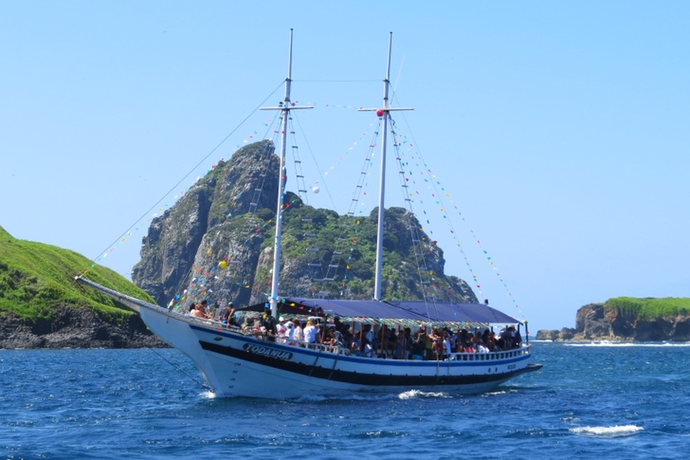Maior embarcação de turismo de Fernando de Noronha naufraga a caminho do Recife